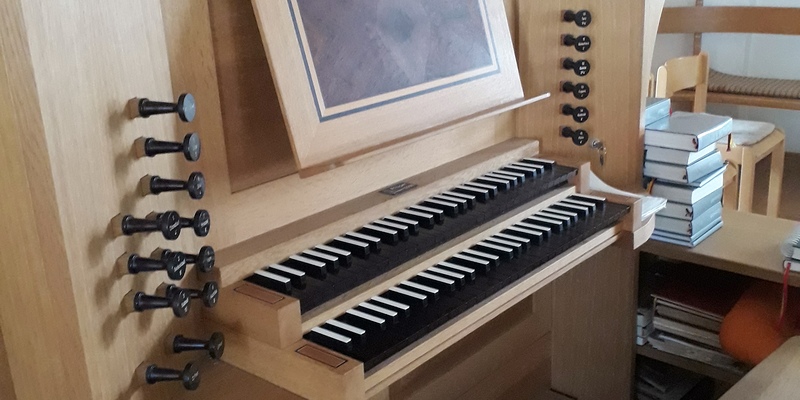 Tadten - Pfarrkirche St. Michael / Gottfried Allmer Spielschrank unter dem Pfeifenprospekt.