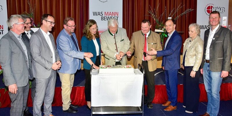 Tortenanschnitt / (c) Elisabeth Feucht v.l.n.r. Anton Taschner, Gerhard Hutter, Andreas Gradwohl, Ferdinand Kaineder, Anja Haider-Wallner, Vinzenz Jobst, Karl Toifl, Gabriel Kožuch, Roselinde Strommer, Peter Goldenits