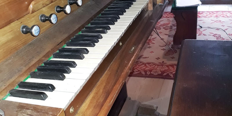 Hirm - Pfarrkirche St. Rochus / Gottfried Allmer Spieltisch vor dem mittleren Prospektfeld.
