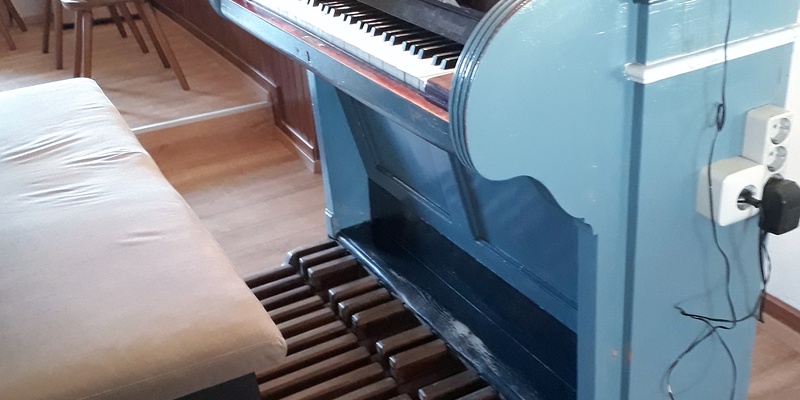 Pamhagen - Pfarrkirche zur Kreuzerhöhung / Gottfried Allmer Freistehender Spieltisch.